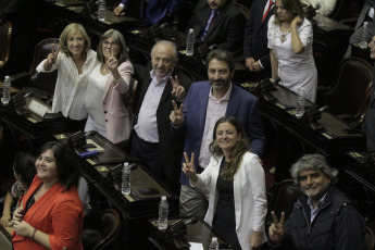 BUENOS AIRES, ARGENTINA- En las fotos tomadas hoy 4 de Diciembre del 2019, la Cámara de Diputados formalizó su nueva conformación con la jura de los 130 nuevos diputados que debutarán a partir del 10 de diciembre con la discusión del primer Presupuesto del presidente electo, Alberto Fernández. Pasadas apenas las 13 hs y conducida por el diputado Gonzalo Del Cerro, comenzó la sesión preparatoria en la que prestan juramento los legisladores que resultaron electos en octubre pasado y además se votarán a las nuevas autoridades de la Cámara baja.