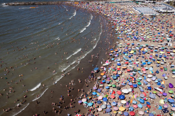 Mar del Plata, Argentina.- In the photos taken on January 30, 2023, tourists and people from Mar del Plata enjoy the sun and beach in Mar del Plata. As indicated by the vice president of the Argentine Chamber of Tourism, Aldo Elías, the average occupancy at the national level reached 80%. The most chosen destinations are Córdoba, the Atlantic Coast and the Coast. In addition, Bariloche, Ushuaia and destinations in the northeast of Argentina registered a good tourist performance during the first month of the year.