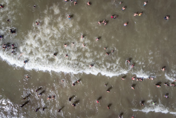 Mar del Plata, Argentina.- In the photos taken on January 30, 2023, tourists and people from Mar del Plata enjoy the sun and beach in Mar del Plata. As indicated by the vice president of the Argentine Chamber of Tourism, Aldo Elías, the average occupancy at the national level reached 80%. The most chosen destinations are Córdoba, the Atlantic Coast and the Coast. In addition, Bariloche, Ushuaia and destinations in the northeast of Argentina registered a good tourist performance during the first month of the year.