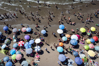 Mar del Plata, Argentina.- In the photos taken on January 30, 2023, tourists and people from Mar del Plata enjoy the sun and beach in Mar del Plata. As indicated by the vice president of the Argentine Chamber of Tourism, Aldo Elías, the average occupancy at the national level reached 80%. The most chosen destinations are Córdoba, the Atlantic Coast and the Coast. In addition, Bariloche, Ushuaia and destinations in the northeast of Argentina registered a good tourist performance during the first month of the year.