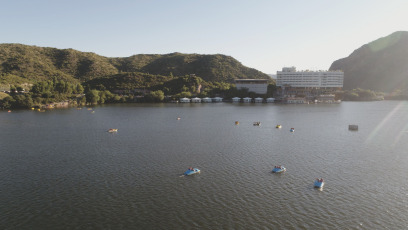 San Luis, Argentina.- In the photos taken on February 1, 2023, tourists vacation in the Argentine province of San Luis. Between the second half of December and January, 20.3 million tourists chose to vacation in local destinations and made a direct expenditure of $803,789 million (Argentine pesos). This was stated in a report by the Argentine Confederation of Medium Enterprises (CAME), which at the same time highlighted that the second half of January outnumbered the first and on weekends they had full occupancy levels.