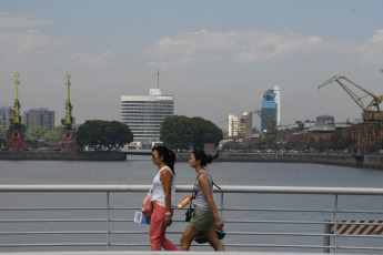 Buenos Aires, Argentina.- En las fotos tomadas el 1 de marzo del 2023, muestra las calles de Buenos Aires en medio de la ola de calor que afecta el país. El Servicio Meteorológico Nacional (SMN) emitió una alerta amarilla para los próximos días por temperaturas extremas en 10 provincias de la Argentina, Buenos Aires, Mendoza, Neuquén, Entre Ríos, Santa Fe, La Pampa, Corrientes, San Luis, Santiago del Estero y Córdoba.
