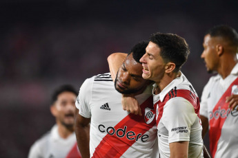Buenos Aires, Argentina.- En las fotos tomadas el 23 de abril del 2023, durante el partido entre River Plate e Independiente en el Estadio Más Monumental por la jornada 13 de la Liga Profesional Argentina. River venció por 2-0 a Independiente como local, en un partido de la jornada 13 de la Liga Profesional Argentina. Para River los goles fueron marcados por Esequiel Barco (a los 17 minutos) y Miguel Borja (a los 80 minutos).