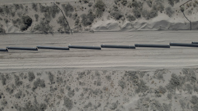 Neuquén, Argentina.- En las fotos tomadas el 17 de abril del 2023, muestra el gasoducto Vaca Muerta. A partir de mayo próximo y luego de 17 años se volverá a exportar petróleo de Neuquén a Chile. Los envíos desde Vaca Muerta serán posibles con la rehabilitación del Oleoducto Trasandino (Otasa) y por las obras de reversión de los ductos de Oleoductos del Valle (Oldelval), lo que a su vez permitirá disponer de nueva capacidad hacia el Atlántico.