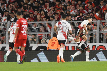 Buenos Aires, Argentina.- En las fotos tomadas el 23 de abril del 2023, durante el partido entre River Plate e Independiente en el Estadio Más Monumental por la jornada 13 de la Liga Profesional Argentina. River venció por 2-0 a Independiente como local, en un partido de la jornada 13 de la Liga Profesional Argentina. Para River los goles fueron marcados por Esequiel Barco (a los 17 minutos) y Miguel Borja (a los 80 minutos).