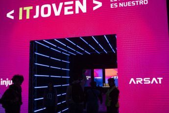 Buenos Aires, Argentina.- En las fotos tomadas el 20 de abril del 2023, muestra la feria IT Joven, que comenzó este miércoles en Tecnópolis con una amplia participación de jóvenes y autoridades que recorrieron la muestra compuesta por las principales empresas de tecnología, robótica y desarrollo de ciencia del país en conjunto con más de 20 universidades que durante cinco días buscará promover el interés sobre los últimos avances de la tecnología en jóvenes que empiezan a integrarse al mundo digital.