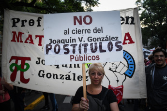 Buenos Aires, Argentina.- En las fotos tomadas el 25 de abril del 2023, docentes y estudiantes de la ciudad de Buenos Aires marcharon a la Legislatura porteña para denunciar "el vaciamiento educativo" y reclamar por mejores condiciones salariales para los docentes, mayor cantidad y calidad nutricional de las viandas y el mantenimiento adecuado de los edificios.