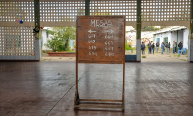 Jujuy, Argentina.- In the photos taken on May 7, 2023, Argentines cast their votes in the local elections in Jujuy. The pro-government candidates won the local elections for governor that took place this Sunday in the provinces of Misiones, La Rioja and Jujuy, which are located in northern Argentina, according to the provisional vote count.