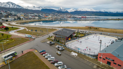 Ushuaia, Argentina.- En las fotos tomadas el 28 de mayo del 2023, turistas visitaron la ciudad argentina de Ushuaia. De acuerdo a los primeros relevamientos del Observatorio Argentino de Turismo (OAT), más de 1,3 millones de personas se movilizaron por los principales destinos turísticos argentinos, lo que constituyó una cifra récord para este fin de semana de mayo. El impulso de la cuarta edición del programa PreViaje, el impacto del Mundial Sub-20 y la llegada de visitantes del extranjero (especialmente desde Chile, Uruguay y Brasil) son los principales factores del éxito.