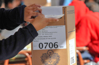 Jujuy, Argentina.- In the photos taken on May 7, 2023, Argentines cast their votes in the local elections in Jujuy. The pro-government candidates won the local elections for governor that took place this Sunday in the provinces of Misiones, La Rioja and Jujuy, which are located in northern Argentina, according to the provisional vote count.