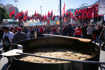 Buenos Aires, Argentina.- In the photos taken on May 1, 2023, social organizations in Argentina commemorated Labor Day this Monday with acts and popular pots against the conditions of an agreement with the International Monetary Fund (IMF) and demand measures to moderate the effects of inflation. The acts of May 1 also served to express the rejection of the labor reforms that several of the right-wing opposition presidential candidates have promised to promote.