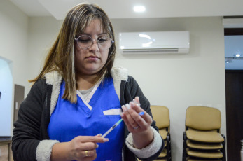 San Juan, Argentina.- En las fotos tomadas el 29 de mayo del 2023, profesionales de la salud participan de una jornada de vacunación contra el coronavirus. El Gobierno nacional a través del Ministerio de Salud actualizó las recomendaciones para aplicarse refuerzos de la vacuna contra el Covid-19. El principal cambio es la modificación de los intervalos para darse las nuevas dosis. Para grupos de riesgo como mayores de 50 años, pacientes inmunocomprometidos y embarazadas, el refuerzo deberá aplicarse 6 meses después de la última dosis mientras que para personas sin factores de riesgo, se recomienda aplicar una dosis de refuerzo anual.