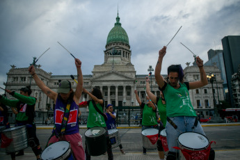 Buenos Aires, Argentina.- En las fotos tomadas el 17 de mayo del 2023, más de 40 organizaciones participaron de la primera marcha contra la violencia ginecobstétrica y neonatal en Buenos Aires, Argentina. Con la consigna “sumate a la marea roja”, la marcha se realizó en reclamo de la “efectiva” aplicación de la Ley de Parto Respetado en “todas las instituciones del país”, en el marco de la Semana Mundial del Parto Respetado.