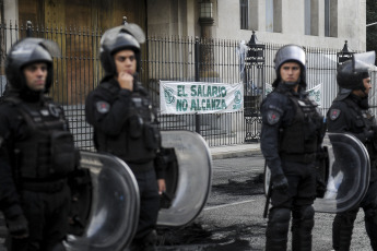 Buenos Aires, Argentina.- En las fotos tomadas el 9 de mayo del 2023, organizaciones agrupadas en Unidad Piquetera (UP) marcharon al Ministerio de Desarrollo Social en Buenos Aires, para protestar contra el "ajuste a comedores y para ser recibidos por autoridades" y no descartan pernoctar frente a esa cartera.