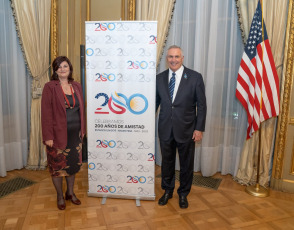 Buenos Aires, Argentina.- In the photos taken on May 8, 2023, the Minister of Labor, Raquel Olmos (left), together with the United States Ambassador to Argentina, Marc Stanley (right), hosts a meeting at the United States Embassy in Argentina, in the field of the Argentina-United States Labor Dialogue that both countries will carry out within the framework of MPower, an initiative that reaffirms the shared perspective on the importance of the rights of workers in the framework of the celebrations for the 200 years of friendship between both countries.