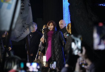 Santa Cruz, Argentina.- En las fotos tomadas el 15 de junio del 2023, la vicepresidenta, Cristina Kirchner, en una conferencia de prensa durante una visita oficial a la provincia de Santa Cruz. La vicepresidenta, lanzó duros cuestionamientos al sector que representa el jefe de Estado por el cierre de alianzas, “Cuando uno tiene responsabilidad de Gobierno, la responsabilidad es que haya la menor conflictividad posible”, además, volvió a pedir un diálogo entre todas las fuerzas políticas para negociar con el FMI.