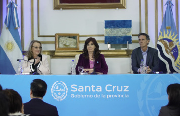Santa Cruz, Argentina.- En las fotos tomadas el 15 de junio del 2023, la vicepresidenta, Cristina Kirchner (centro), en una conferencia de prensa durante una visita oficial a la provincia de Santa Cruz. La vicepresidenta, lanzó duros cuestionamientos al sector que representa el jefe de Estado por el cierre de alianzas, “Cuando uno tiene responsabilidad de Gobierno, la responsabilidad es que haya la menor conflictividad posible”, además, volvió a pedir un diálogo entre todas las fuerzas políticas para negociar con el FMI.