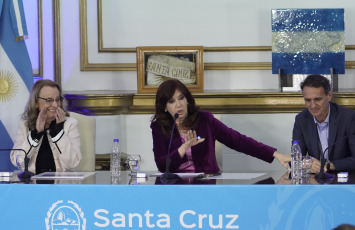 Santa Cruz, Argentina.- En las fotos tomadas el 15 de junio del 2023, la vicepresidenta, Cristina Kirchner (foto), en una conferencia de prensa durante una visita oficial a la provincia de Santa Cruz. La vicepresidenta, lanzó duros cuestionamientos al sector que representa el jefe de Estado por el cierre de alianzas, “Cuando uno tiene responsabilidad de Gobierno, la responsabilidad es que haya la menor conflictividad posible”, además, volvió a pedir un diálogo entre todas las fuerzas políticas para negociar con el FMI.