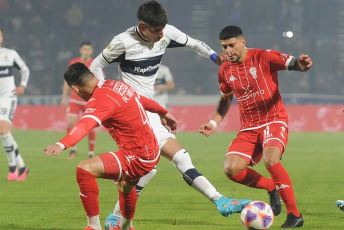 La Plata, Argentina.- En las fotos tomadas el 13 de junio del 2023, durante el partido entre Gimnasia y Huracán por la 20ma. fecha de la Liga Profesional Argentina en el Estadio Juan Carmelo Zerillo. Gimnasia venció por 1-0 a Huracán como local. El gol fue marcado por Cristian Tarragona, a los 89 minutos. En la próxima fecha, Gimnasia se medirá con Central Córdoba, mientras que Huracán tendrá como rival a Newell’s.
