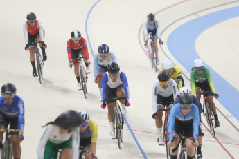 San Juan, Argentina.- En las fotos tomadas el 15 de junio del 2023, deportistas compiten en el Panamericano de Ciclismo en Pista en el nuevo Velódromo Vicente Alejo Chancay, de Pocito, que fue habilitado para el desarrollo de la competencia en la que participan 190 corredores de 19 países. 6.000 aficionados presencian las competencias femeninas y masculinas que se desarrollan sobre su pista de madera.