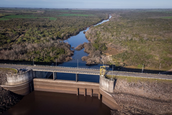 Montevideo, Uruguay.- En las fotos tomadas el 10 de julio del 2023, muestra en los niveles más bajos el embalse Paso Severino que abastece Montevideo y zonas aledañas. El Gobierno de Uruguay informó que sus reservas de agua potable están al 1,8 % y que podrían acabarse dentro de 10 días, lo que los obliga a recurrir al Río de la Plata para abastecerse, a pesar de los elevados porcentajes de sal que contiene.