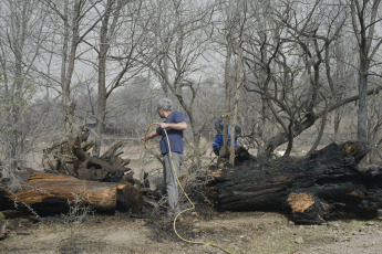 San Luis, Argentina.- En las fotos tomadas el 22 de agosto del 2023, muestra el incendio forestal sobre las sierras de San Luis, que se extiende desde el Parque Nativo de la localidad de Potrero de los Funes, hasta el barrio Cerros Colorados de la ciudad de Juana Koslay. Hasta el momento, se confirmó que en la zona fueron evacuadas unas 15 familias y que el fuego destruyó varias viviendas de la zona, en medio de condiciones desfavorables debido a los fuertes vientos que alcanzan los 60 kilómetros por hora y la gran sequía de la zona.