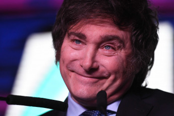 Buenos Aires, Argentina.- En las fotos tomadas el 13 de agosto del 2023, el candidato a presidente por La Libertad Avanza (LLA), Javier Milei, celebró junto a los principales dirigentes de su fuerza los resultados obtenidos en las elecciones primarias abiertas, simultáneas y obligatorias (PASO) y aseguró que "estamos frente al fin del modelo de la casta", que está "basado en esa aberración llamada justicia social". Con más del 96% escrutado, Milei obtenía el 30,1