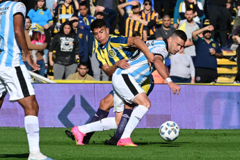 Rosario, Argentina.- En las fotos tomadas el 20 de agosto del 2023, durante el partido entre Central y Atlético Tucumán por la primera fecha de la Zona A de la Copa de la Liga en el Estadio Gigante de Arroyito. Central, que jugó con un hombre más desde la mitad del complemento, no pudo vencer a Atlético Tucumán y terminó empatado 0 a 0.