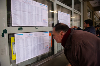 Buenos Aires, Argentina.- En las fotos tomadas el 13 de agosto del 2023, argentinos emiten su voto en diferentes establecimientos habilitados para sufragar en Buenos Aires, Argentina. Los argentinos votaron el domingo en una elección primaria crítica que proporciona las expectativas para la votación general dos meses después. Las urnas terminaron oficialmente a las 6 p. m., hora local, y la gente todavía esperaba en largas filas para emitir los votos finales. Alrededor del 62