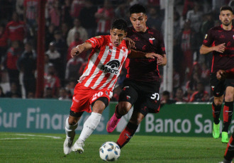 Córdoba, Argentina.- In the photos taken on September 20, 2023, during the match between Instituto and Colón for matchday 5 of the League Cup at the Estadio Monumental Presidente Perón. Instituto beat Colón 3-1 at home. For Instituto the goals were scored by Adrián Martínez (at 11, 71 minutes) and Nicolás Barrientos (at 93 minutes). For Colón the goal was scored by Ramón Ábila (at 7 minutes).