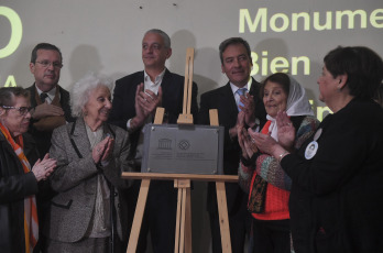 Buenos Aires, Argentina.- En las fotos tomadas el 26 de septiembre del 2023, un emotivo acto con la participación de sobrevivientes, organismos y trabajadores de la Secretaría de Derechos Humanos, el Museo Sitio de Memoria ESMA instaló una placa conmemorativa por haber sido declarado Patrimonio Mundial de la Unesco la semana pasada.
