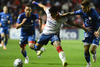 Santa Fe de la Vera Cruz, Argentina.- En las fotos tomadas el 4 de septiembre del 2023, durante el partido entre Unión y San Lorenzo en el duelo que cerró la tercera fecha de la Copa de la Liga Profesional (LPF) en el Estadio15 de Abril. Unión de Santa Fe (5 puntos) empató 1-1 con San Lorenzo (5), que terminó con dos jugadores menos. El delantero paraguayo Adam Bareiro (Pt. 24m.) abrió la cuenta para el Ciclón; mientras que el atacante Gonzalo Morales (St. 31m.), estableció la paridad para el elenco santafesino.