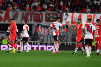 Buenos Aires, Argentina.- En las fotos tomadas el 17 de septiembre del 2023, River Plate se enfrentó al Arsenal de Sarandí, por la cuarta fecha de la Zona B de la Copa de la Liga en el Estadio el Monumental. River Plate derrotó 3-1 a Arsenal, el equipo de Martín Demichelis se impuso con un gol de Nicolás De la Cruz y dos anotaciones de Miguel Borja.