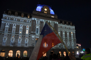 Buenos Aires, Argentina.- In the photos taken on September 10, 2023, during an emotional audiovisual show on the esplanade of the Kirchner Cultural Center (CCK), where artists from Argentina and Chile performed great works of trans-Andean popular music, before a public that accompanied with flags, candles and even an altar in memory of those who disappeared during the dictatorship on the 50th anniversary of the civil-military coup against the democratic government of Salvador Allende in Chile.