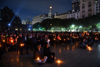 Buenos Aires, Argentina.- In the photos taken on September 10, 2023, during an emotional audiovisual show on the esplanade of the Kirchner Cultural Center (CCK), where artists from Argentina and Chile performed great works of trans-Andean popular music, before a public that accompanied with flags, candles and even an altar in memory of those who disappeared during the dictatorship on the 50th anniversary of the civil-military coup against the democratic government of Salvador Allende in Chile.