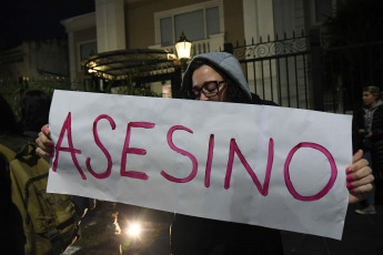 Buenos Aires, Argentina.- En las fotos tomadas el 6 de septiembre del 2023, muestra una concentración pacífica protagonizada por decenas de personas y varias figuras mediáticas, que se manifestaron frente a la vivienda del cirujano Aníbal Lotocki, donde pidieron "Justicia para Silvina Luna y todas las víctimas". En su gran mayoría había mujeres, pero también hombres que manifestaron su dolor y su indignación ante la muerte de Silvina Luna y Mariano Caprarola, ocurridas en el término de las últimas dos semanas.