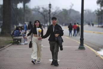 Buenos Aires, Argentina.- En las fotos tomadas el 22 de septiembre del 2023, muestra las calles de Buenos Aires durante el inicio de la primavera. Una gran irrupción de calor comienza a sufrir parte de Sudamérica y alcanzará su esplendor hacia el fin de semana, con temperaturas extremas en Paraguay, el sur de Brasil y el norte de Argentina. El viento norte fomentará un marcado ascenso de temperatura en el territorio nacional, esperando los registros más altos de temperatura que puedan observarse en esta región para esta época del año.