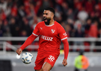 Buenos Aires, Argentina.- In the photos taken on September 15, 2023, during the match between Independiente and Huracán for the fourth round of the League Cup. Independiente defeated Huracán 1-0 to consolidate itself at the top of Zone A of the Professional League Cup and its fans have already begun to refer to this renewed team led by Carlos Tevez as "Apacheta".