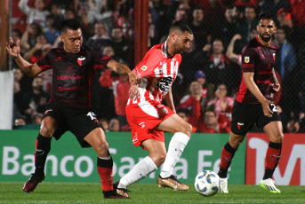 Córdoba, Argentina.- In the photos taken on September 20, 2023, during the match between Instituto and Colón for matchday 5 of the League Cup at the Estadio Monumental Presidente Perón. Instituto beat Colón 3-1 at home. For Instituto the goals were scored by Adrián Martínez (at 11, 71 minutes) and Nicolás Barrientos (at 93 minutes). For Colón the goal was scored by Ramón Ábila (at 7 minutes).