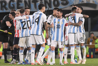 Buenos Aires, Argentina.- En las fotos tomadas el 12 de octubre del 2023, el seleccionado argentino, con su capitán Lionel Messi en el banco de los suplentes, jugó ante Paraguay en el estadio Monumental un partido de la tercera fecha de las Eliminatorias Sudamericanas del Mundial 2026. De momento Argentina lidera la clasificación sudmericana con puntaje ideal de 9 unidades, mientras Brasil con dos jugados, lo sigue con seis, por delante de Colombia (5) y Uruguay (4).