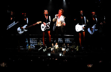 Buenos Aires, Argentina.- En las fotos tomadas el 4 de octubre del 2023, a cinco años de su último show en la Argentina, el legendario cantante británico Rod Stewart volvió al país en donde repasó sus más de 50 años de trayectoria en el porteño estadio GEBA. El escocés se presentó ante una multitud que celebró cada una de sus canciones, además, elogió a Lionel Messi y las pantallas intercambiaron imágenes del Celtic con el penal decisivo de Montiel y los festejos en Doha y en Buenos Aires. Para rematar, mostró un banderín de la AFA.