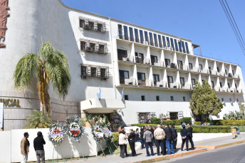 San Juan, Argentina.- In the photos taken on October 3, 2023, after the farewell in the provincial Legislature, the remains of the provincial deputy Juan José Chica, a prominent figure in the political sphere, were buried in the San Juan City Cemetery. , sports and union. After the death of Juan José Chica, father of Jorge Coqui Chica and who was a promoter of cycling, as well as a legislator and head of Luz y Fuerza, the commotion continues in San Juan. For this reason, the local government announced a provincial mourning for this loss. It will last while the funeral lasts.
