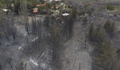 Mendoza Argentina. In the photos taken on October 30, 2023, they show the areas affected by a fire in Luján de Cuyo caused by the Zonda wind. Although some outbreaks are still active, some 82 people had to be evacuated to a sports center in that Mendoza city, it was officially reported. According to official sources, it is estimated that the fire affected an area of more than 4,000 hectares throughout the province.