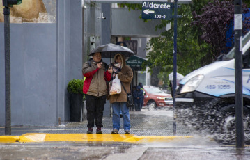 Neuquén, Argentina.- In the photos taken on November 2, 2023, they show the streets of the city of Neuquén in the midst of constant rain. The National Meteorological Service issued a red level alert for a portion of the province of Misiones due to probable very intense rains and storms. Since Wednesday, rains and storms of varying intensity have been recorded over a large part of the country, especially in the central strip and much of the Argentine coast and northeast.