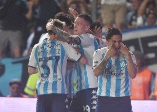 Buenos Aires, Argentina.- En las fotos tomadas el 28 de noviembre del 2023, durante el partido entre Racing y Belgrano en el Estadio Presidente Perón en un encuentro válido por la 14ta y última jornada de la Zona B de la Copa de la Liga Profesional. Racing Club goleó 4-1 a Belgrano de Córdoba y se afirmó en la punta de la Zona B de la Copa de la Liga Profesional. Los tantos fueron marcados por Gabriel Huache y Juan Fernando Quintero en dos oportunidades.