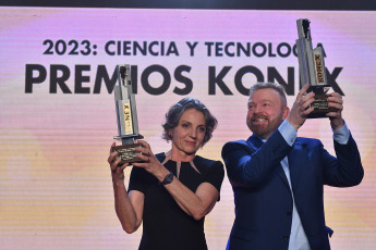 Buenos Aires, Argentina.- In the photos taken on October 31, 2023, the winners of the Konex de Brillante Sandra Díaz (left), doctor in Biological Sciences, and Gabriel Rabinovich (right), doctor in Chemical Sciences, during the Ceremony Culminatory of the 44th Konex Awards at the Cultural Center of Science - C3 in the City of Buenos Aires. Scientists who stood out during the last decade were awarded the Konex 2023 Awards in the fifth award for Science and Technology