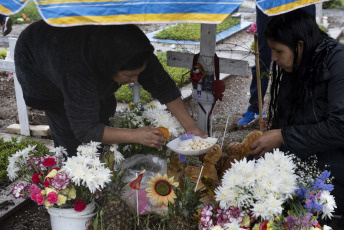 Buenos Aires, Argentina.- En las fotos tomadas el 2 de noviembre del 2023, familias celebraron bajo la lluvia el Día de los Muertos en el cementerio de Flores en Buenos Aires, Argentina. Entre calacas, altares y recorridos, argentinos participaron de la celebración del Día los Muertos con una oferta de murales, videos y altares consagrados a la memoria de sus familiares y amigos.