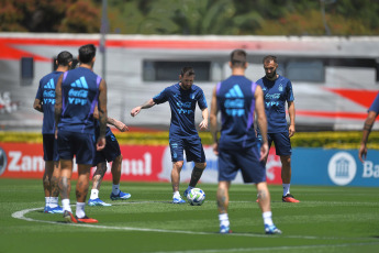 Buenos Aires, Argentina.- En las fotos tomadas el 20 de noviembre del 2023, el Seleccionado Argentino realiza el último entrenamiento antes de viajar a Brasil para jugar la 6ta fecha de las Eliminatorias Sudamericanas para el Mundial de 2026. El equipo que comanda Lionel Scaloni viene de una derrota el pasado jueves 2-0 ante Uruguay en La Bombonera y allí perdió su gran invicto de 25 partidos sin caídas.