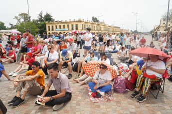 Buenos Aires, Argentina.- En las fotos tomadas el 16 de diciembre del 2023, durante la ceremonia de beatificación del cardenal Eduardo Pironio, que es encabezada por un enviado del Papa Francisco, el cardenal Francisco Vérgez Alzaga, frente la basílica de Luján. Al religioso nacido en 9 de Julio se le atribuye la cura milagrosa de un bebé, de un año y medio, Juan Manuel que, según sus padres, se curó luego de los rezos que le ofreció.