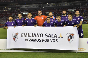 Buenos Airfes, Argentina.- In the archive photo of January 23, 2019, the River Plate players display a flag with the message "Emiliano Sala, we pray for you" before the start of the game against Union, for the game pending the date 12 of the Superliga. A plane crash that shocked the world of international football and generated a subsequent economic conflict between two European institutions, It was impossible to know if the footballer Emiliano Sala could crystallize in the United Kingdom those qualities that he had exhibited in the League I of France.